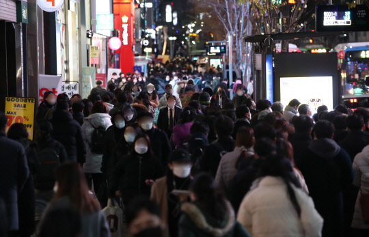 2021학년도 대학수학능력시험이 치러진 3일 저녁 서울 서초구 강남역 인근 버스정류장 주변이 퇴근길 시민들로 붐비고 있다. [연합뉴스]